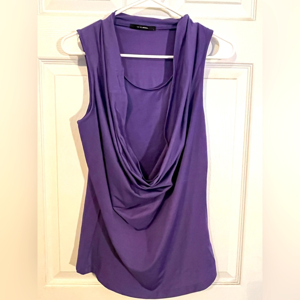 Blouse sleeveless.